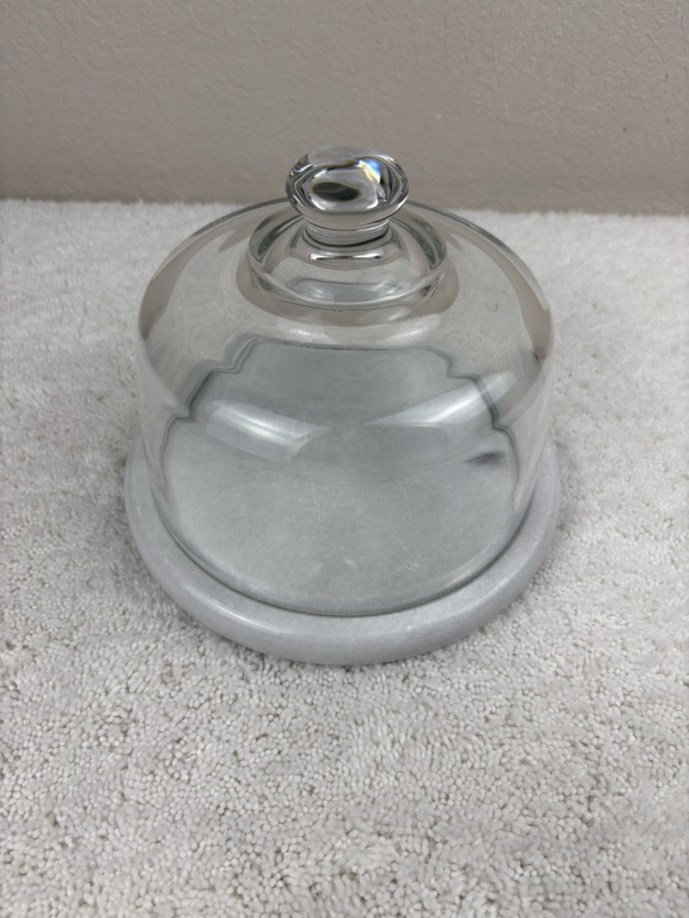 Vintage-style Cheese Dome with a Marble Base and a Clear Glass Dome - Picture 2 of 7